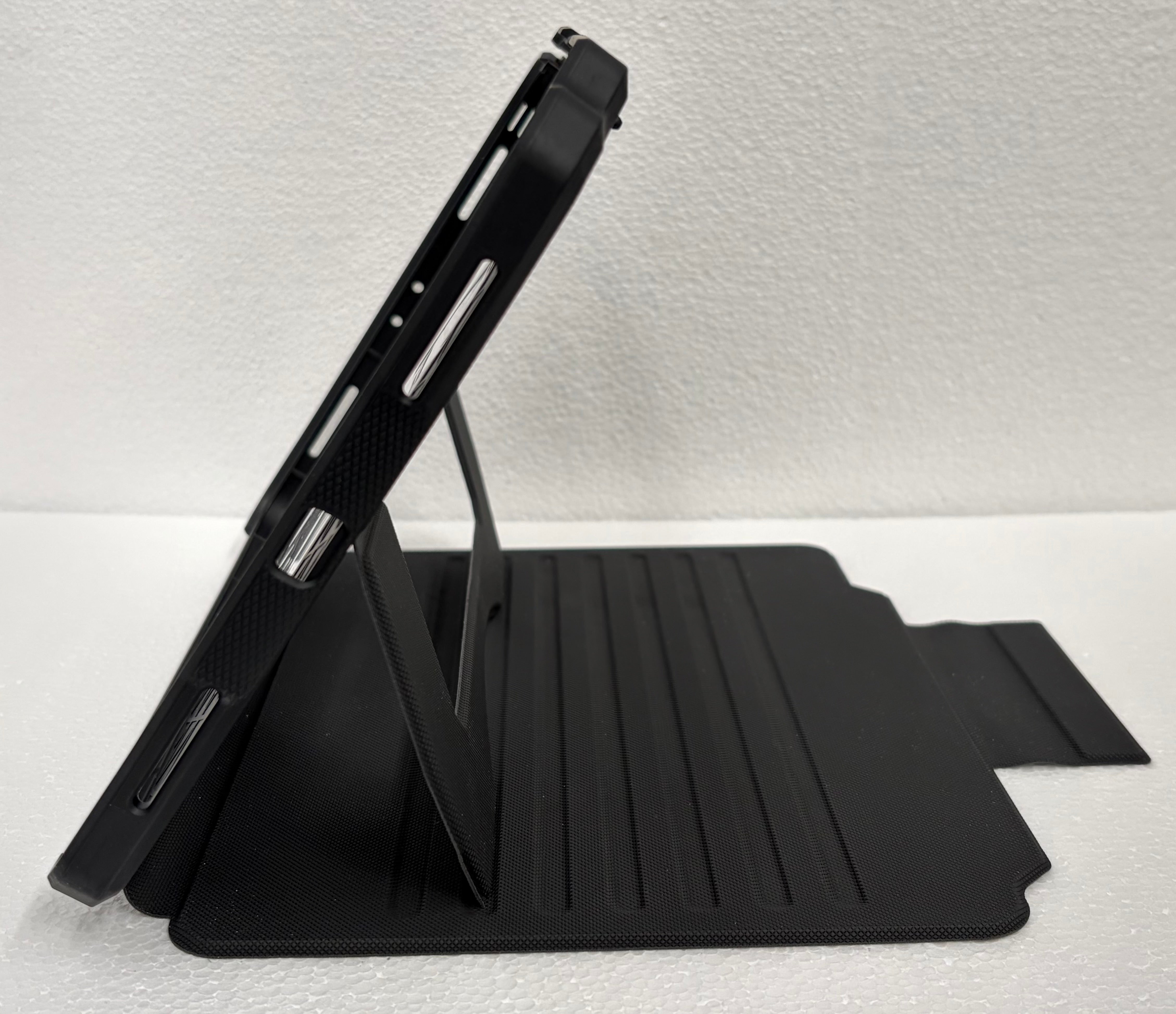 Rugged Folio Magnetic Case for iPad Pro 11 2020 2nd Gen - Black