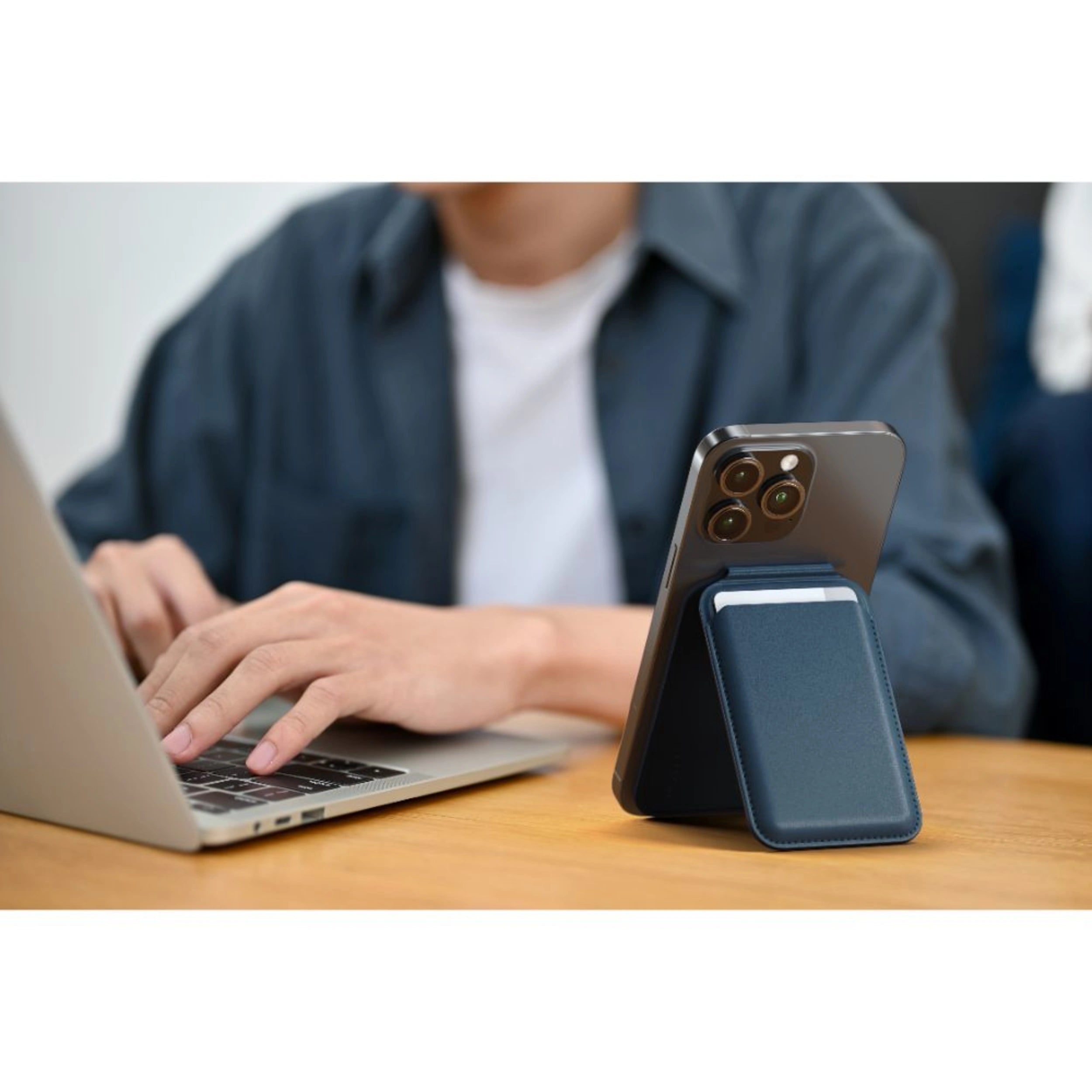 Satechi Magnetic Wallet Stand for iPhone - Blue